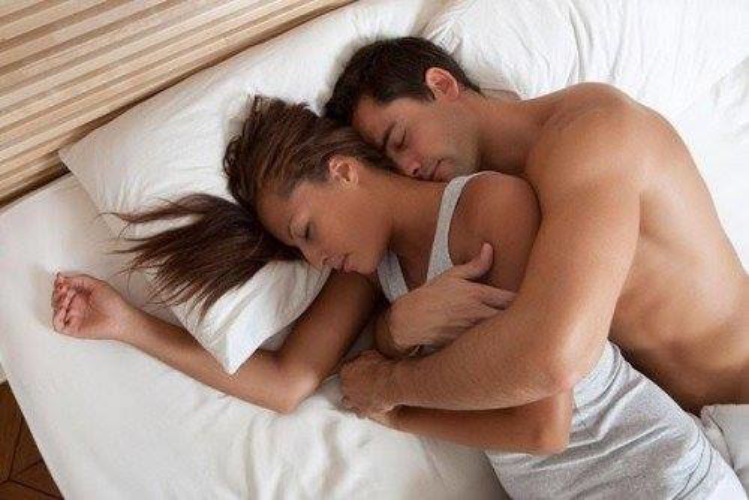 Секс в постели с красавчиком парнем и двумя секси шалавами