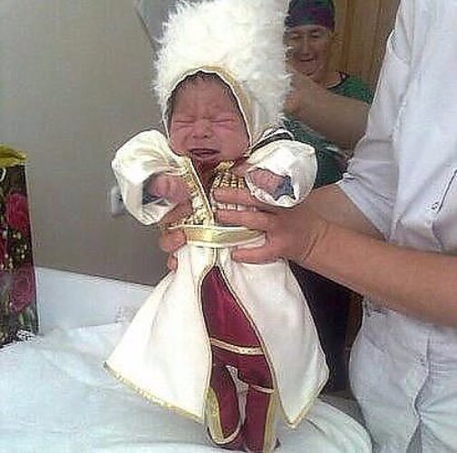 Выписка новорожденного в костюме