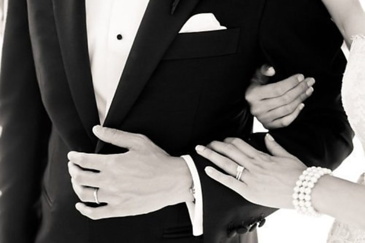 Приятно мужчине руками. Держание под руку. Рука под руку. Мужчина и женщина в костюмах. Держит под руку.