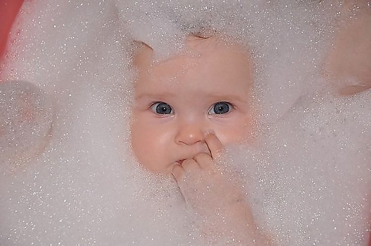 Купаться пена. Ребенок в пене. Смешной малыш в ванной. Малыш купается. Смешной ребенок в ванне.