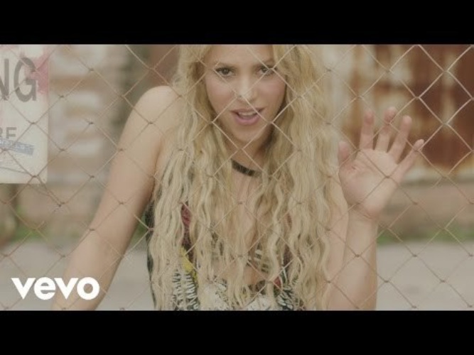 Клип маи. Шакира Enamore. Грязная Шакира. Shakira - me Enamore (клип). Шакира из клипа me Enamore.