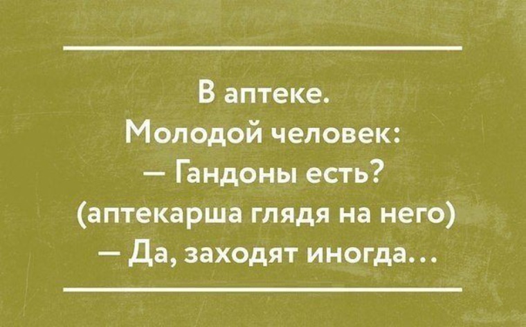 Черный парень думает о безопасности, поэтому надевает презерватив