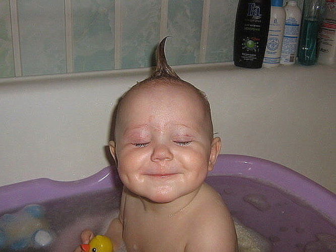 Красавчик мама. Смешные дети. Смешной малыш в ванной. Смешные дети в ванной. Смешной ребенок в ванне.