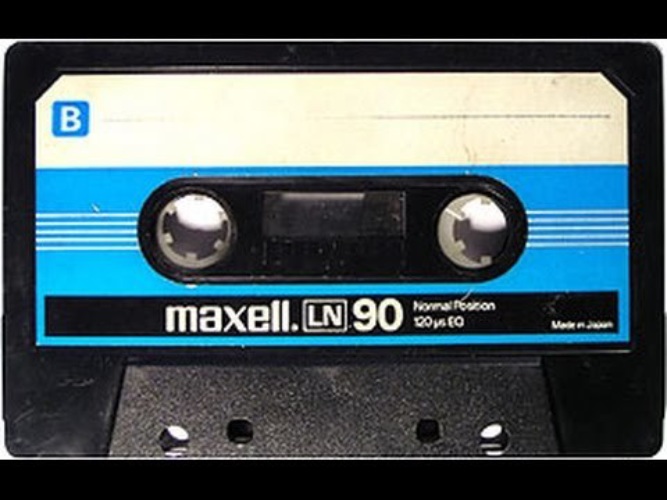 Кассета тянет. Кассеты Maxell Ln 90. Кассеты 80-х годов Maxell. Кассета Maxell Ln c90. Аудиокассета Maxell 90.