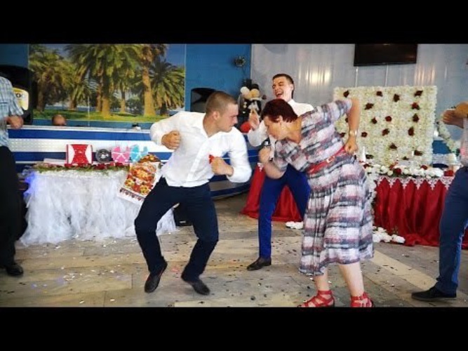 Танец бабушки и внука на свадьбе. Бабушка танцует на свадьбе. Дискотека якутия. Старухи пляшут. Бабушка танцует с внуками.
