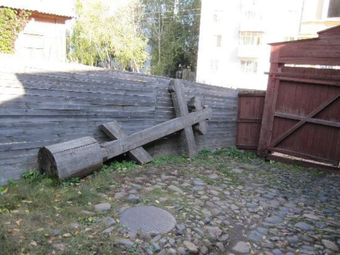 Фото на крест нижний новгород. Домик Каширина в Нижнем Новгороде крест. Домик Каширина красильня. Двор музея домик Каширина. Домик Кашириных во дворе.