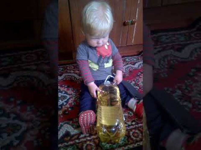 Алкашонок. Села на 3х литровую бутылку. Ребенок играет с баклажкой.