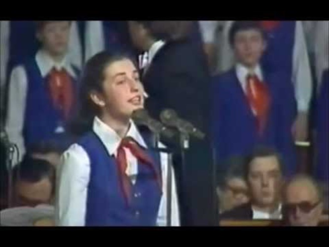 Аист на крыше песня хор. Оля Королькова, солистка БДХ.. Оля Королькова большой детский хор.