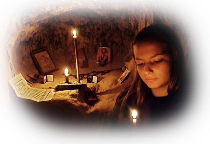 Уже не слышишь звонкого пения. Девушка молится. Женщина у иконы в храме. Девушка молится анимация. Икона при свечах.