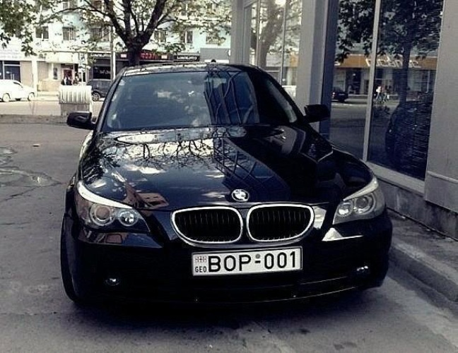На блатных номерах катит бэха на понтах. BMW бандитская машина вора е60. BMW 5 номера блатные.