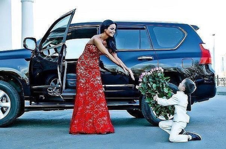 Муж подарил жене машину. Дорогие подарки для женщин. Мужчина дарит цветы женщине. Мужчина дарит машину. Машина с цветами.