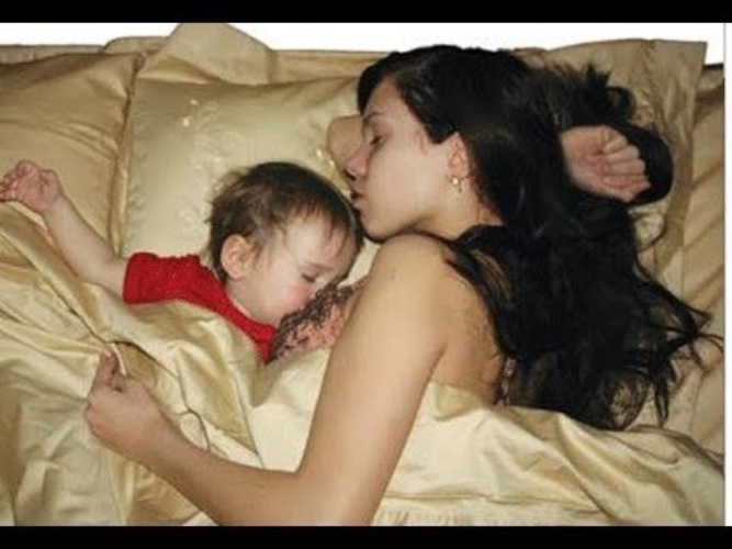 Спящую маму и син. Спящие маленькие Дочки. Родители при детях. Кровосмешение дочь.