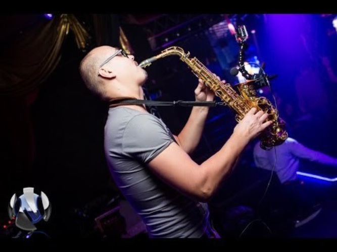 Клубный саксофон. DJ TPAUL - диджей и саксофонист. Фото саксофонистов красивые. Ammon саксофон.
