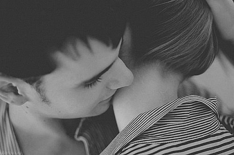 Начал целовать шею. Поцелуй в шею девушке. Красивый поцелуй в шею. Мужчина целует девушку в шею. Поцелуй в шею девушка парня.