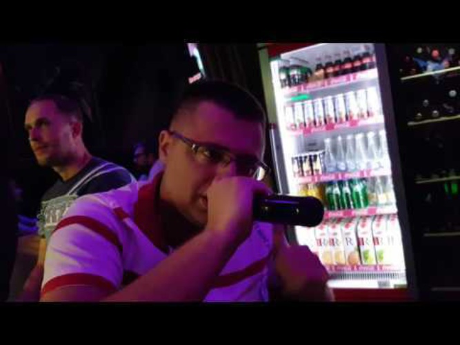 Мужчина с микрофоном. Спеть любимую песню. Эстрадное пение. Парень поет. Взрослые поют.