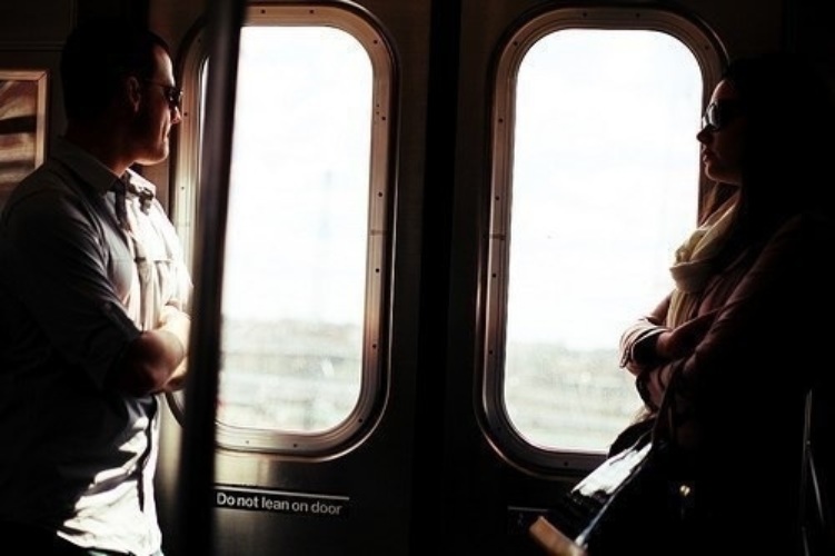 Ехала в поезде муж. Пара в поезде. Мужчина и женщина в поезде. Парень и девушка в поезде. Мужчина сидит в поезде.