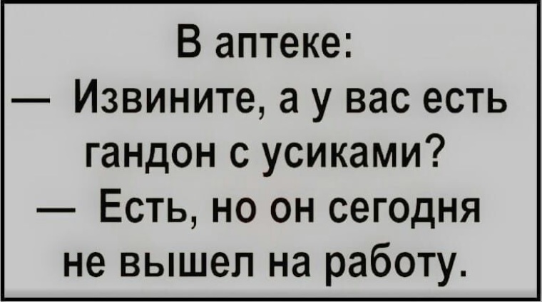 Черный парень думает о безопасности, поэтому надевает презерватив