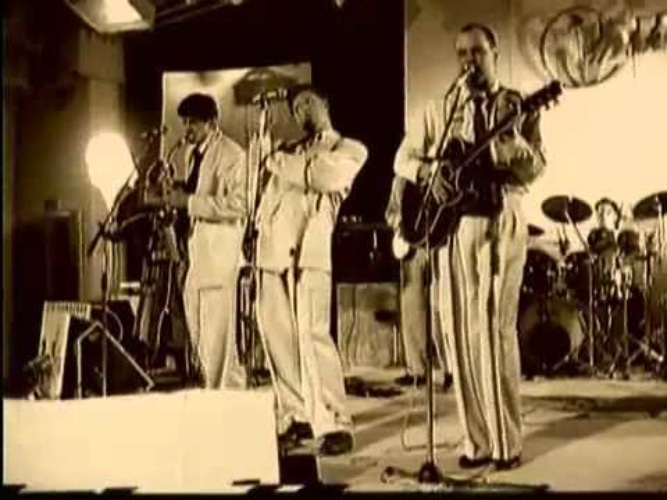 несчастные случаи сосули. снег идёт несчастный случай. женщина в сугробе. несчастный случай снег идет. несчастный случай снег идет.