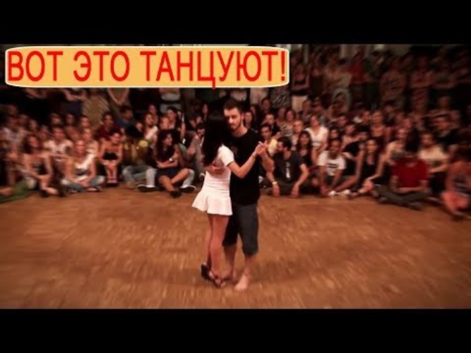 Танцы под песню девочка танцует. Танцы под песню девочка танцует. Шафл танец девушка. Гифки танцы. Девушка танцует шафл.