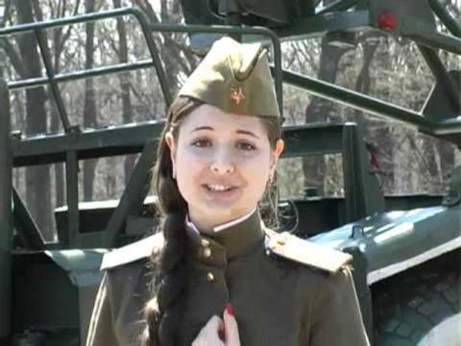 Выходила на берег слушать. Катюша Шмакова исполняет военные.