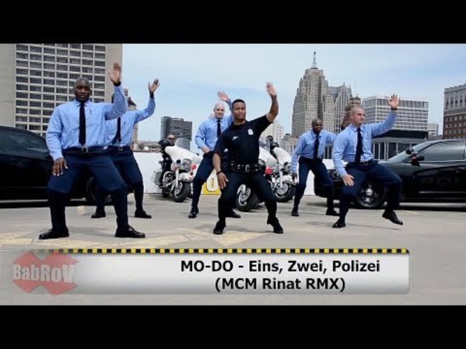 Eins zwei polizei remix. Музыкальный клип танцует на полицейской машине. Солдаты поют wins zwei Polizei. Ein zwei Polizei Мем.