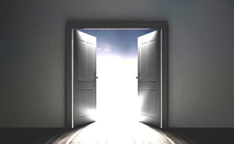 К чему снится открытая дверь в квартиру. Открытая дверь. Дверь открывается. Дверь со светом. Приоткрытая дверь в комнату.