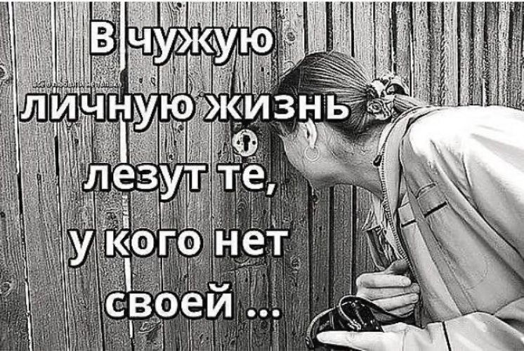 Она знала что девочки с опаской поглядывают на закрытую дверь комнаты