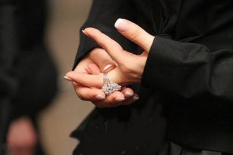 Кольцо ритуалы. Трогает кольцо. Теребить кольцо на пальце.