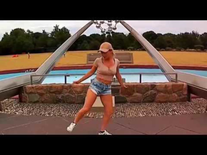 Красотка зажигает по полной.